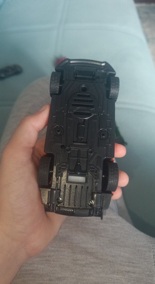 Ford markalı bir araba - Görsel 3