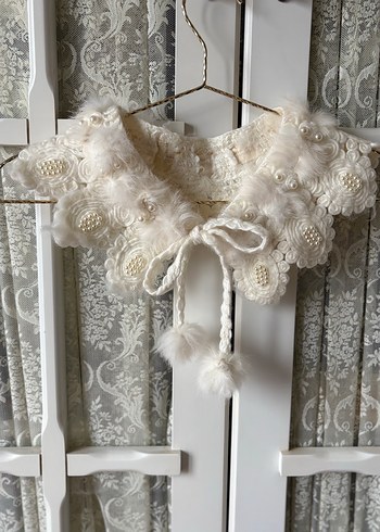 İncili Tüylü Dantelli Beyaz Yakalık - Görsel 2