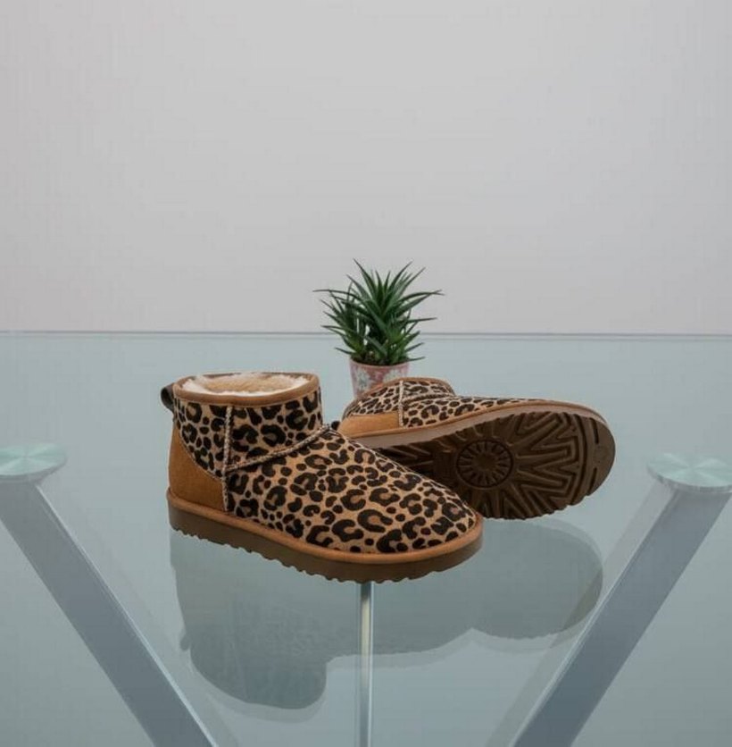 UGG ULTRAMİNİ LEOPAR DESENLİ KADIN BOT - Görsel 2