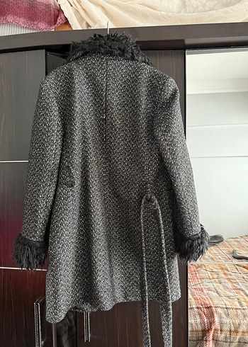 Siyah Tüylü Yaka ve Manşetli Kaban - Görsel 2