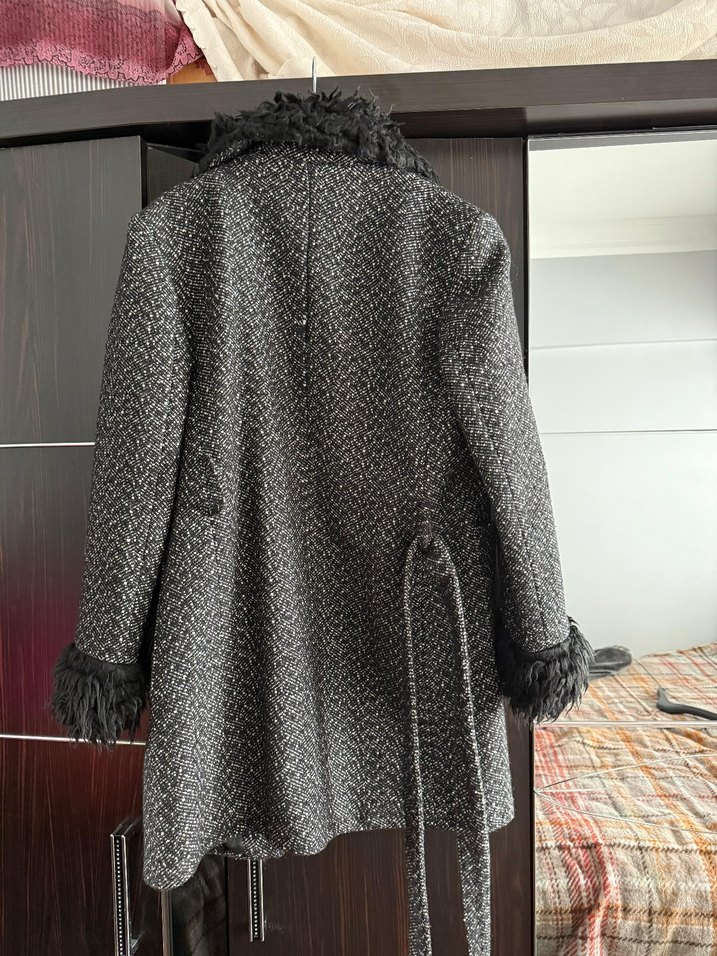 Siyah Tüylü Yaka ve Manşetli Kaban - Görsel 2