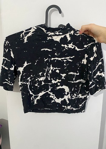 Yüksek Yakalı Bağlama Desenli Siyah Crop Top - Görsel 2