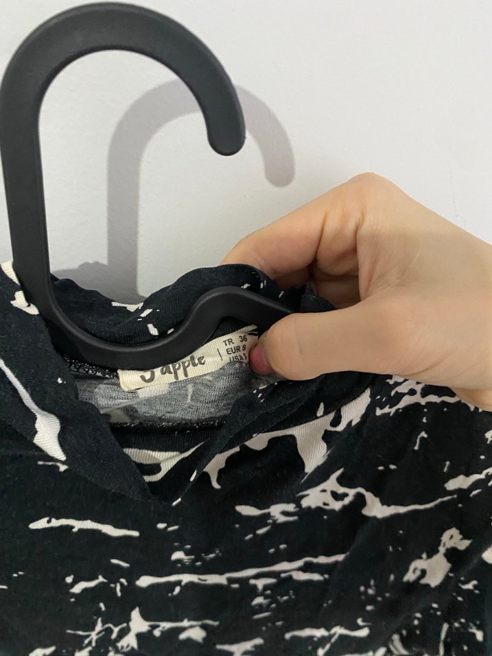 Yüksek Yakalı Bağlama Desenli Siyah Crop Top - Görsel 3