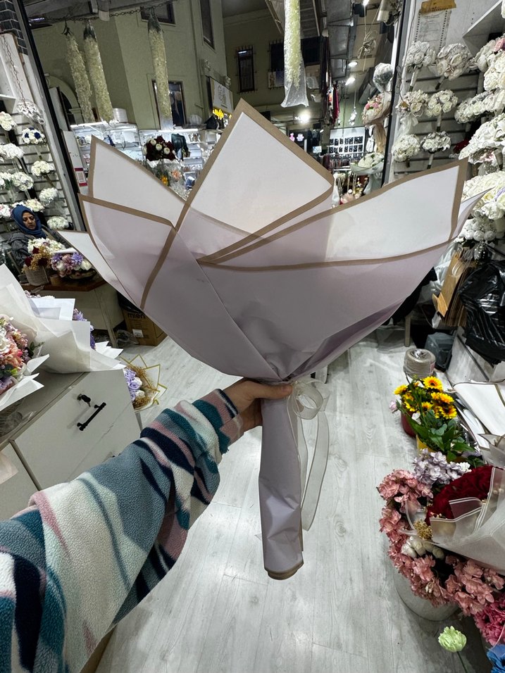 Beyaz ve krem renkli dekoratif yapay çiçek buketi - Görsel 2