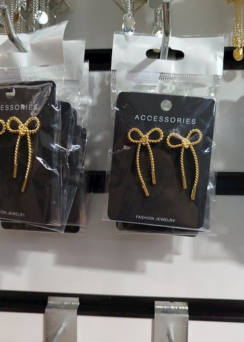 Altın Renk Mini Fiyonk Küpeler - Görsel 3