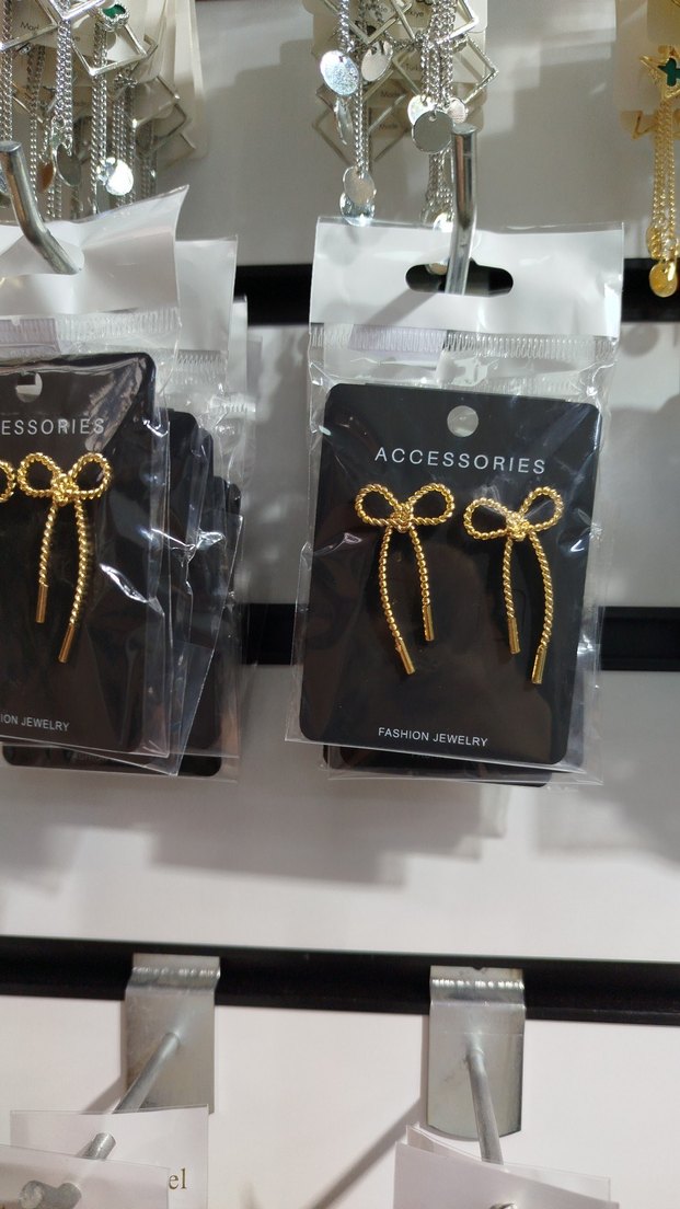 Altın Renk Mini Fiyonk Küpeler - Görsel 3