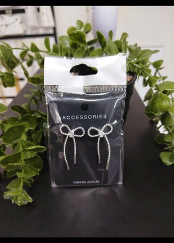 gümüş Renkli Fiyonk Kadın Küpeleri - Görsel 3