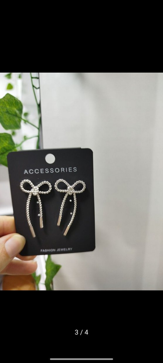 gümüş Renkli Fiyonk Kadın Küpeleri - Görsel 2