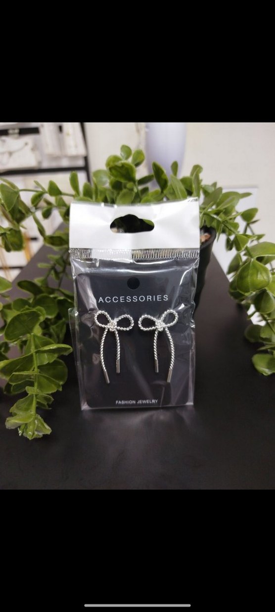 gümüş Renkli Fiyonk Kadın Küpeleri - Görsel 3