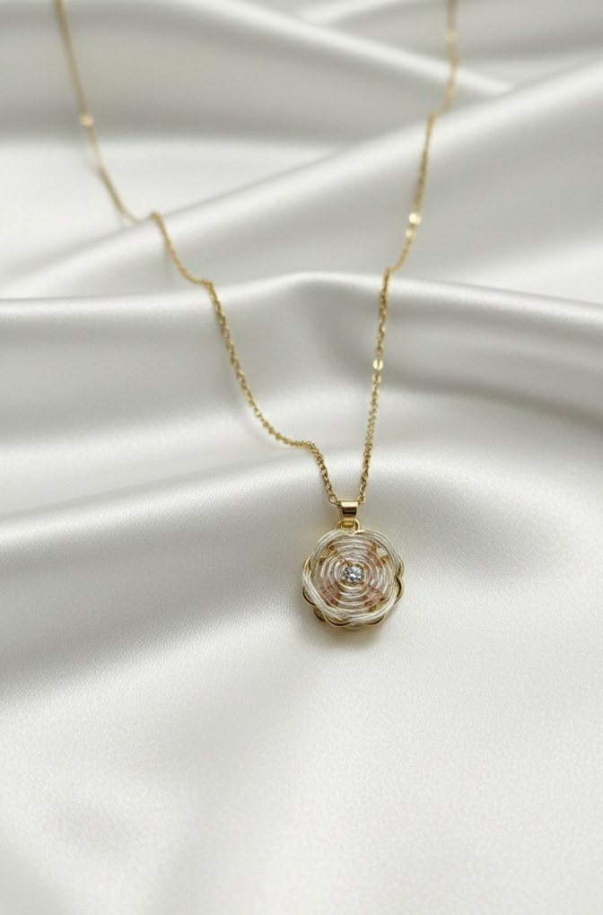 Altın Renkli Çiçek Desenli stres carkı çelik Kolye - Görsel 3