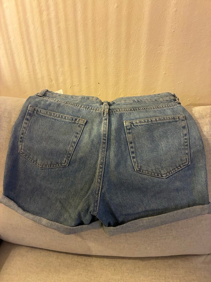 Düğmeli Dar Kesim Mini Kot Şort - Görsel 3