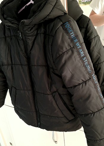 LCW 6 7 Erkek Çocuk Siyah Kapüşonlu Mont - Görsel 3