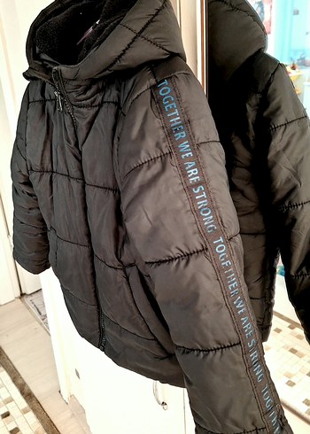 LCW 6 7 Erkek Çocuk Siyah Kapüşonlu Mont - Görsel 2