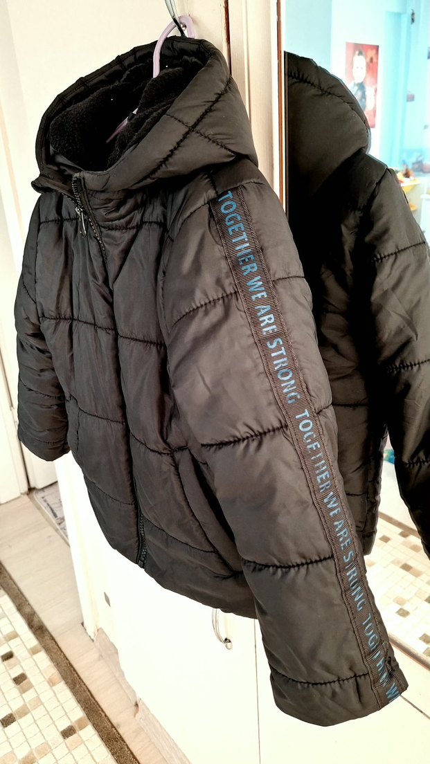 LCW 6 7 Erkek Çocuk Siyah Kapüşonlu Mont - Görsel 2