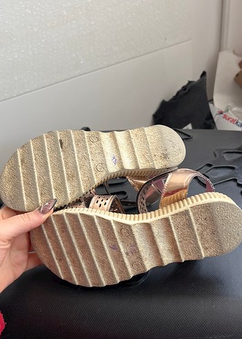 Parlak Pembe Tokalı Kız Sandalet - Görsel 2