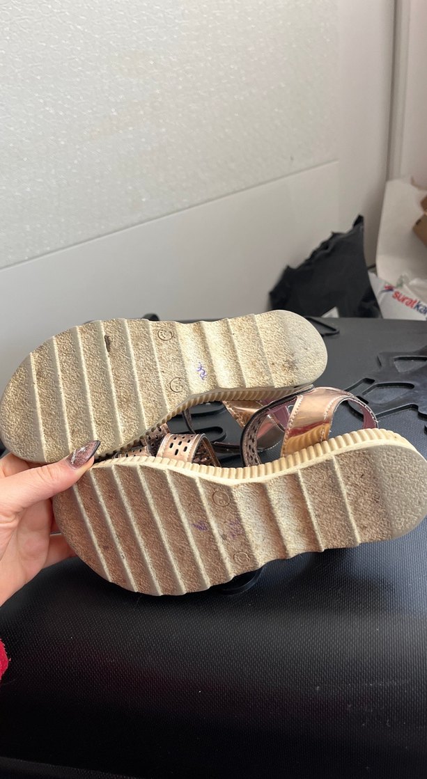 Parlak Pembe Tokalı Kız Sandalet - Görsel 2