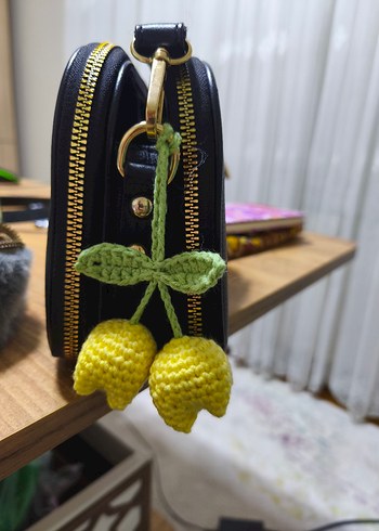 Laleli el örgüsü amigurumi çanta charmı anahtarlık - Görsel 2