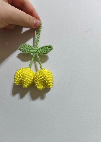 Laleli el örgüsü amigurumi çanta charmı anahtarlık - Görsel 3
