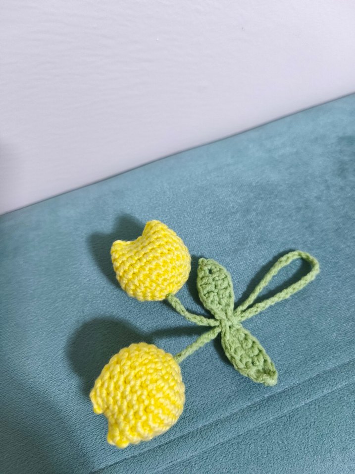 Laleli el örgüsü amigurumi çanta charmı anahtarlık - Görsel 4