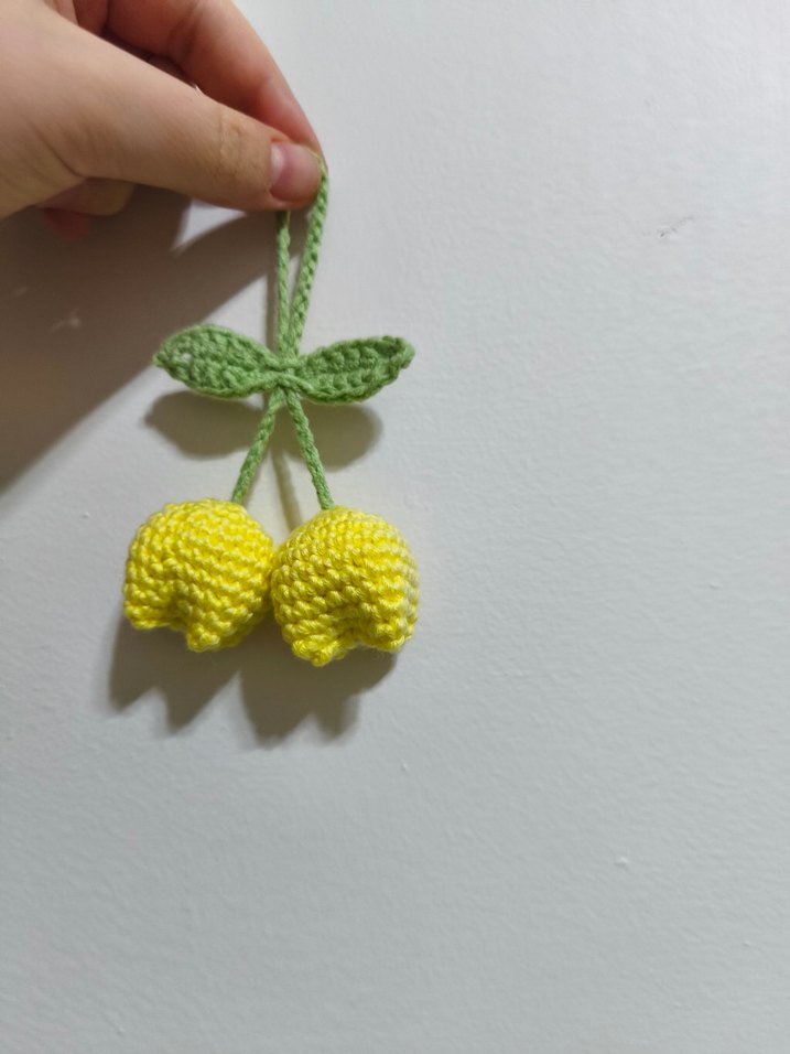 Laleli el örgüsü amigurumi çanta charmı anahtarlık - Görsel 3