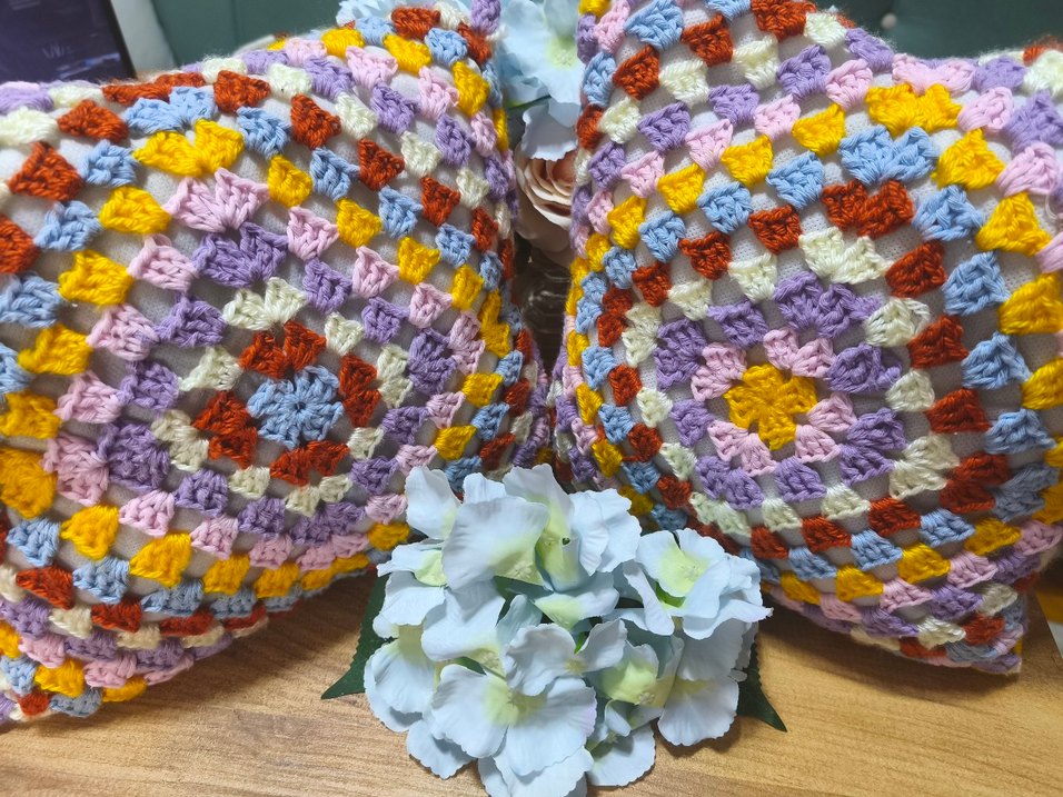 Renkli Nakışlı Dekoratif Yastık - Görsel 2