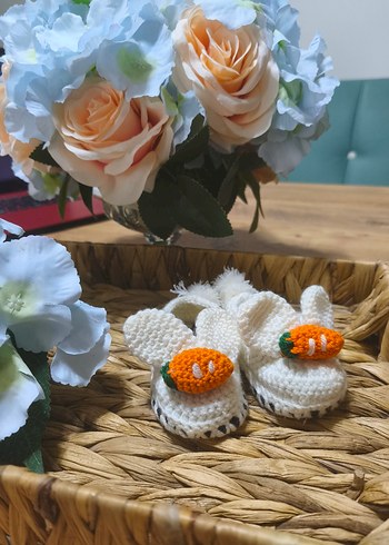 Nakışlı Beyaz Örgü Kız Bebek Patik - Görsel 3