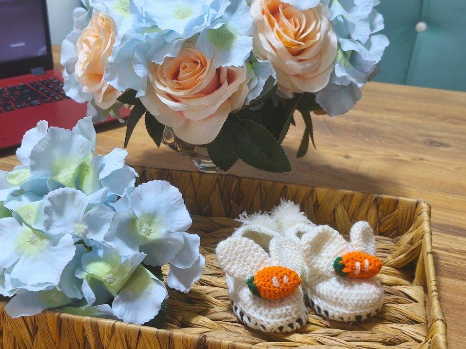 Nakışlı Beyaz Örgü Kız Bebek Patik - Görsel 2