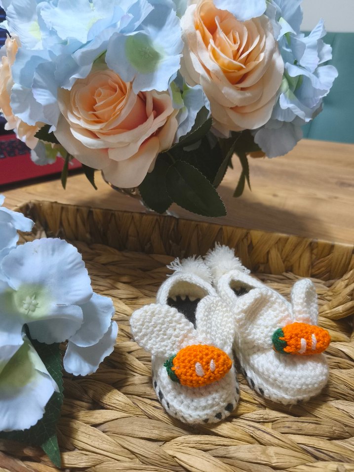 Nakışlı Beyaz Örgü Kız Bebek Patik - Görsel 4