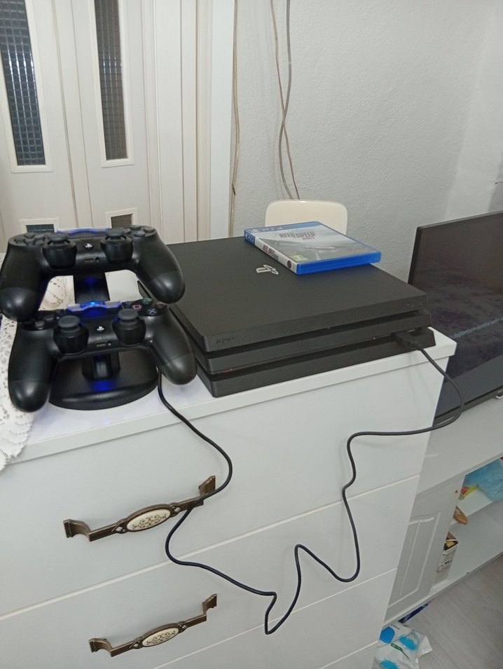 PlayStation 4 pro Konsol ve Kontrolörler ve oyun - Görsel 2