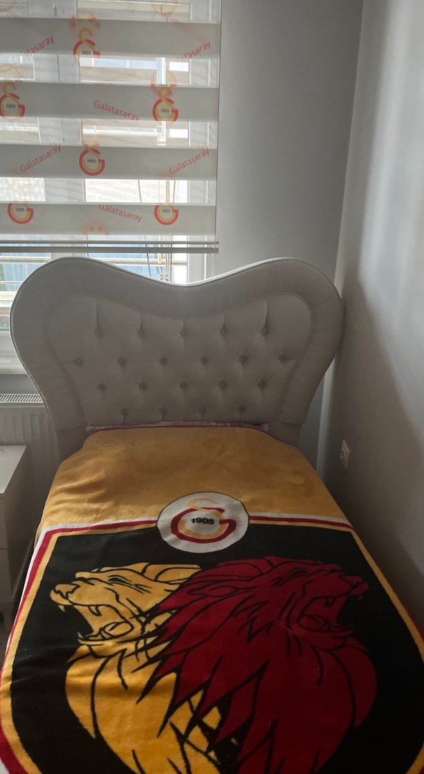 Nakışlı Beyaz ve Gri Yatak başlığı - Görsel 5