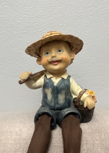 Hasır şapkalı çocuk figürü - Görsel 2