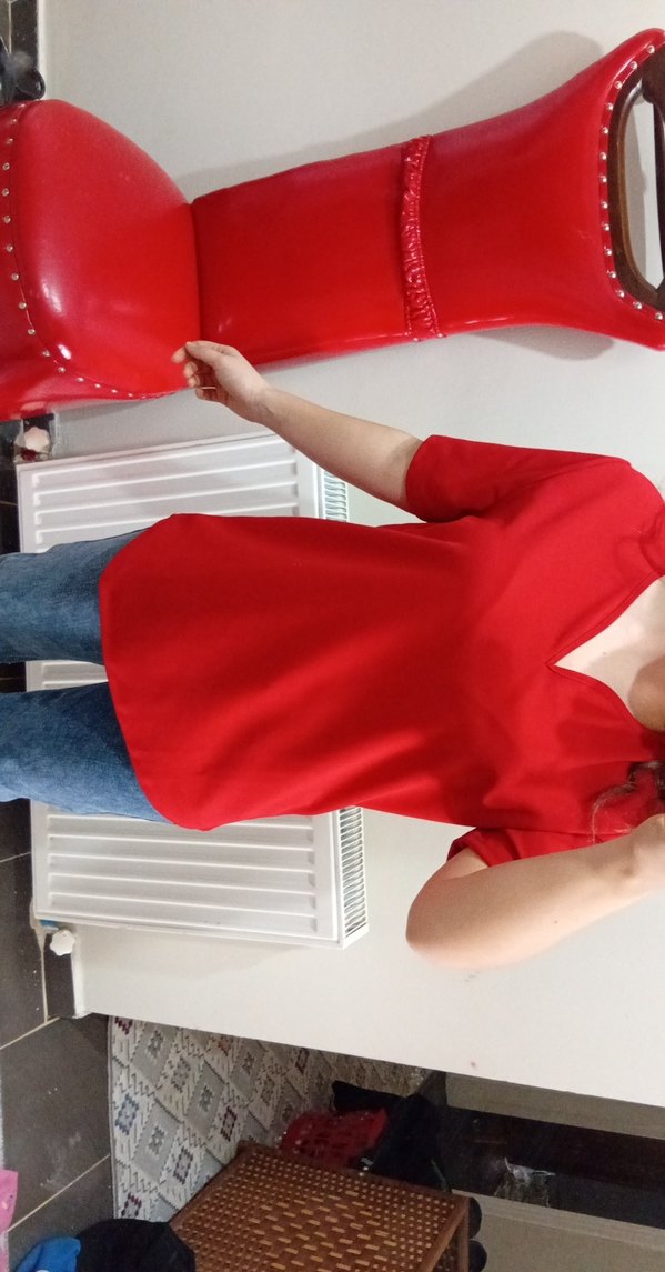 Kırmızı V Yaka Kadın Tişört - Görsel 2