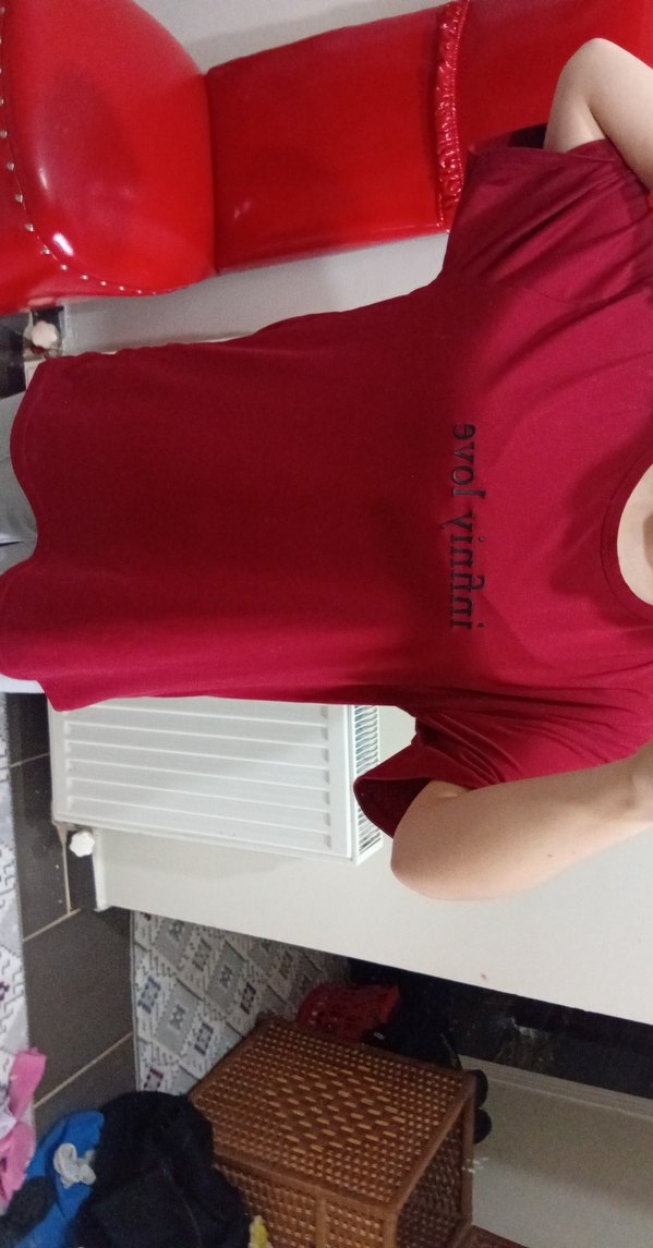 Kırmızı Baskılı Kadın Tişörtü - Görsel 3