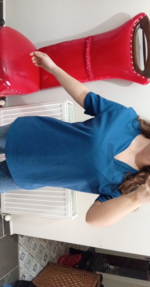 Mavi V Yakalı Kadın Tişört - Görsel 2