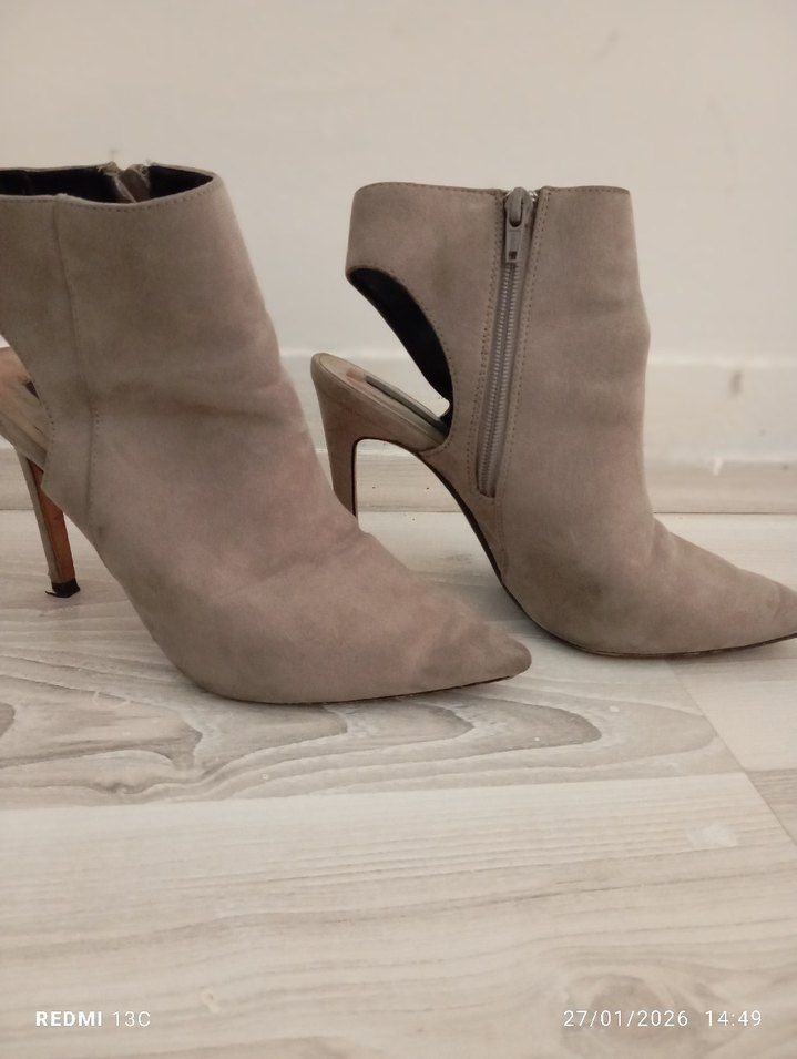 Bej Süet Stiletto Tokalı Kadın Bot - Görsel 2