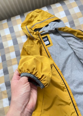 Sarı Kapüşonlu Erkek Çocuk Yağmurluk - Görsel 4