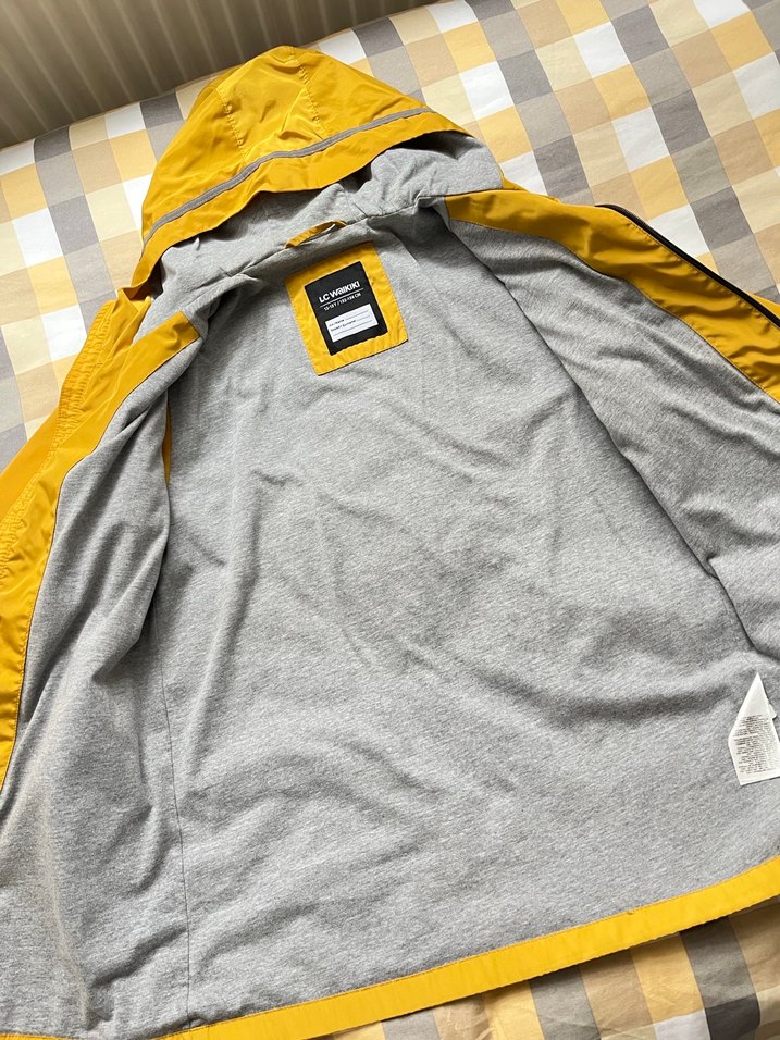 Sarı Kapüşonlu Erkek Çocuk Yağmurluk - Görsel 3