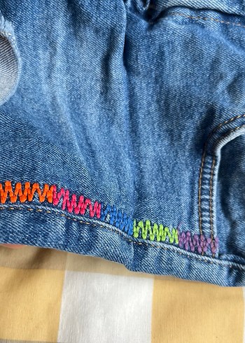Renkli bağcık görünümlü nakışlı Kız Denim Şort - Görsel 5