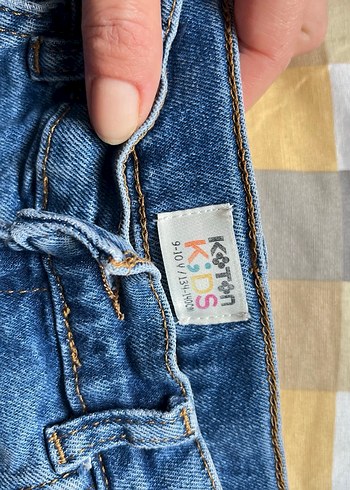 Renkli bağcık görünümlü nakışlı Kız Denim Şort - Görsel 3