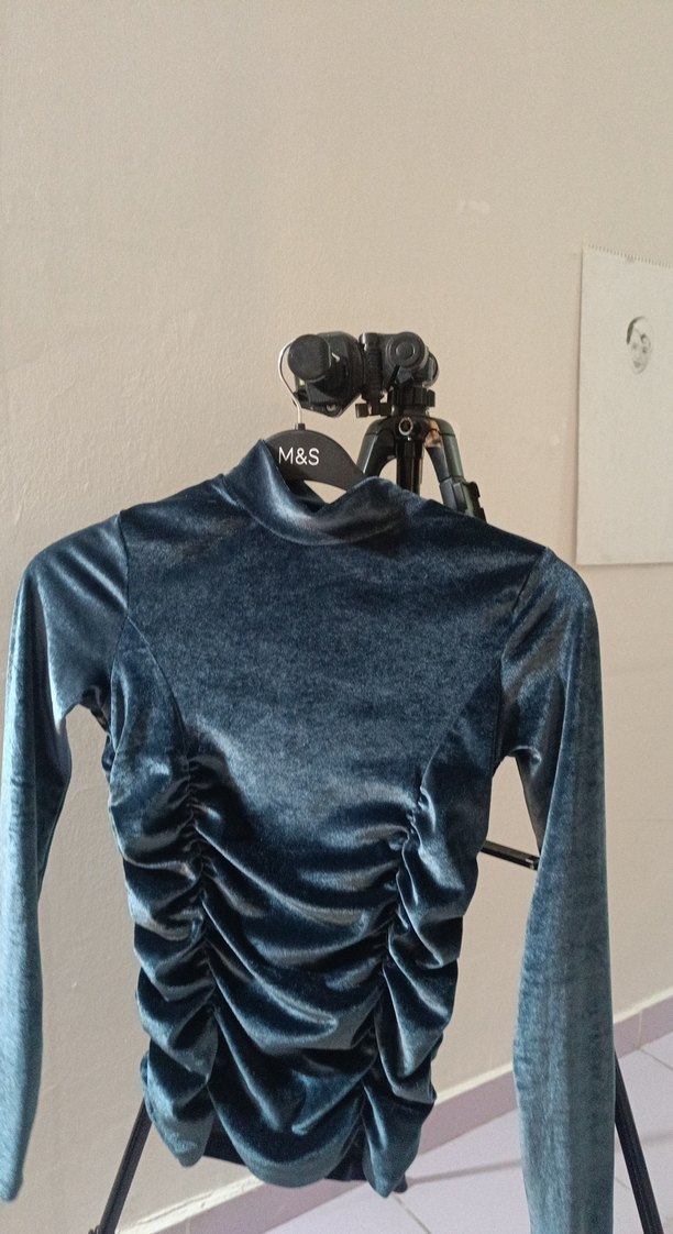 Siyah Drapeli Yüksek Yakalı Kadın Bluz - Görsel 5