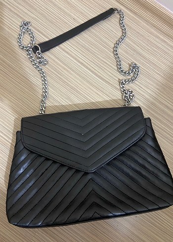 Zincir Detaylı Siyah Yılan Derisi Desenli Deri Çanta - Görsel 2