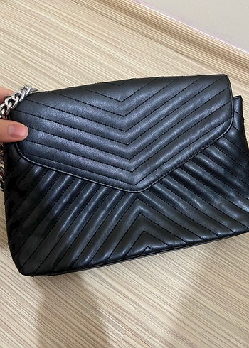 Zincir Detaylı Siyah Yılan Derisi Desenli Deri Çanta - Görsel 3