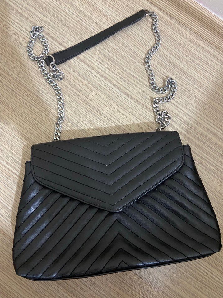 Zincir Detaylı Siyah Yılan Derisi Desenli Deri Çanta - Görsel 2