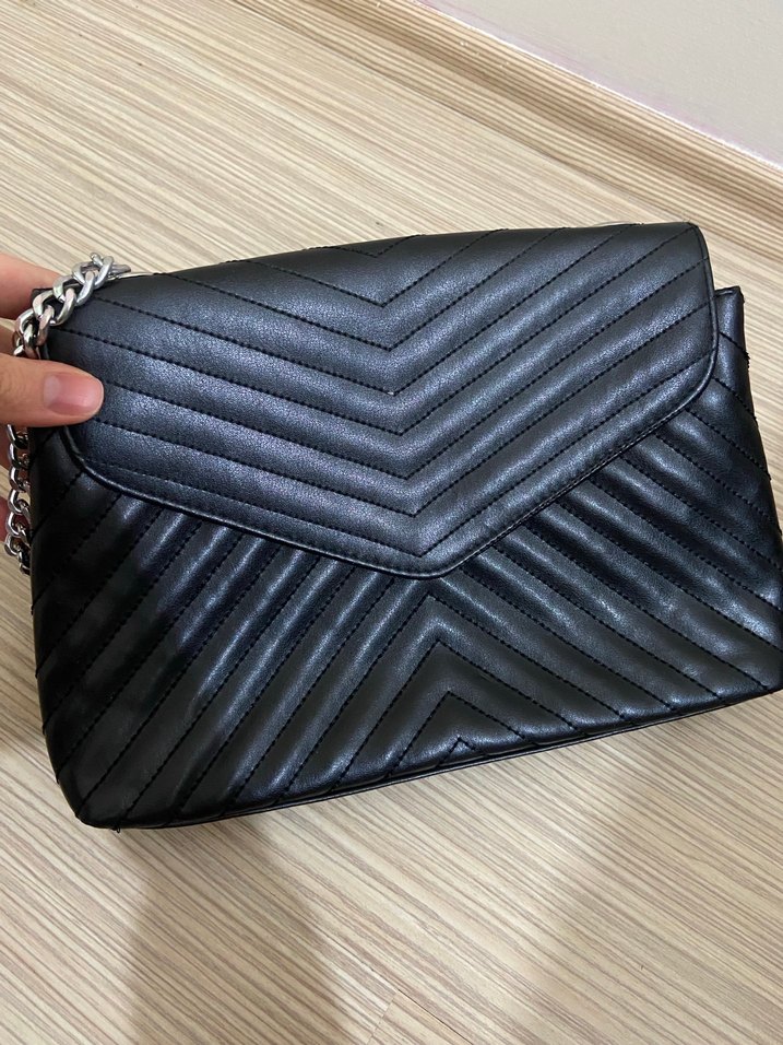 Zincir Detaylı Siyah Yılan Derisi Desenli Deri Çanta - Görsel 3