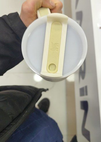 Beyaz Parlak Chanel Desenli Kupa - Görsel 3