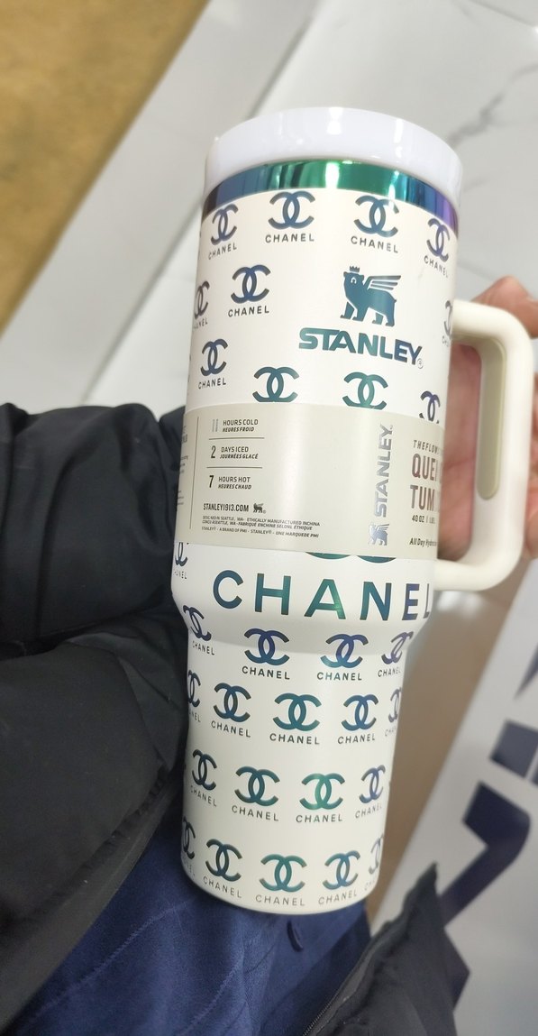 Beyaz Parlak Chanel Desenli Kupa - Görsel 2