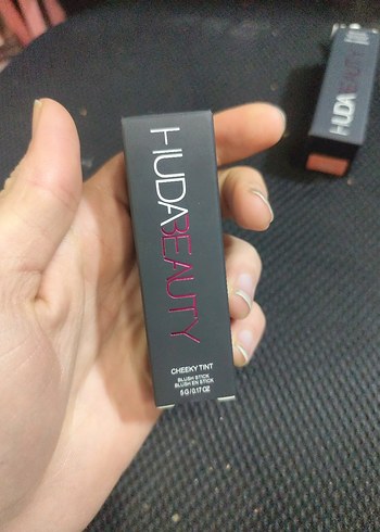 HUDABEAUTY Pembe Pastel Allık Stick - Görsel 3