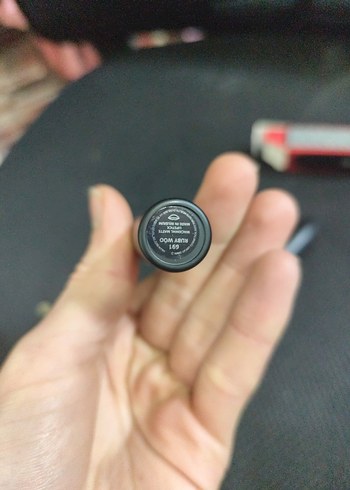 MAC Renkli Kırmızı Ruj - Görsel 4