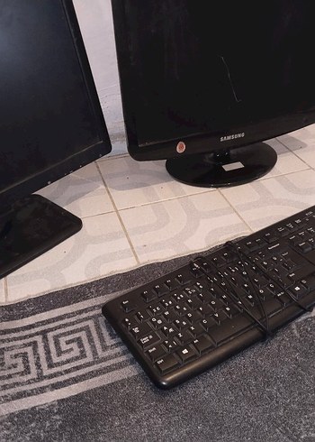 Siyah İki Adet Bilgisayar Monitörü - Görsel 2