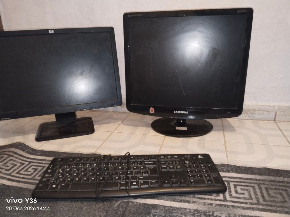 Siyah İki Adet Bilgisayar Monitörü - Görsel 3